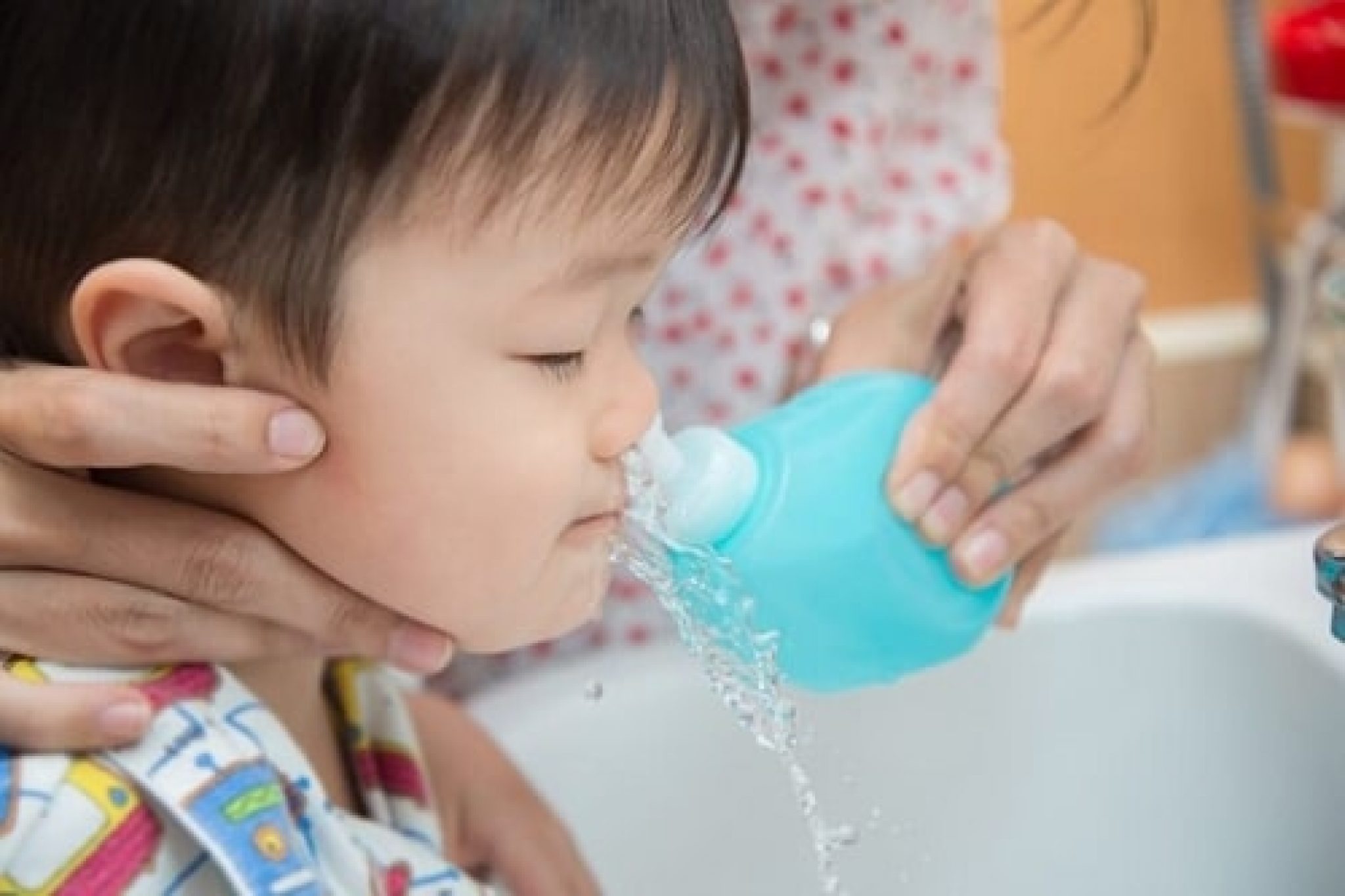Промывать нос ребенку видео