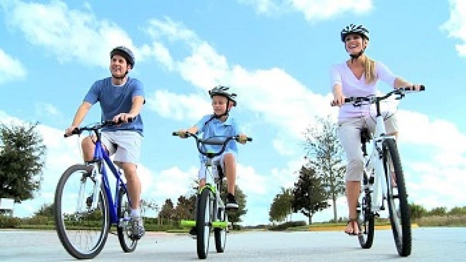 Велосемья. Велосипеды для всей семьи. Семья катается на велосипедах. Прогулка на велосипеде семья. Велопрогулка с детьми.